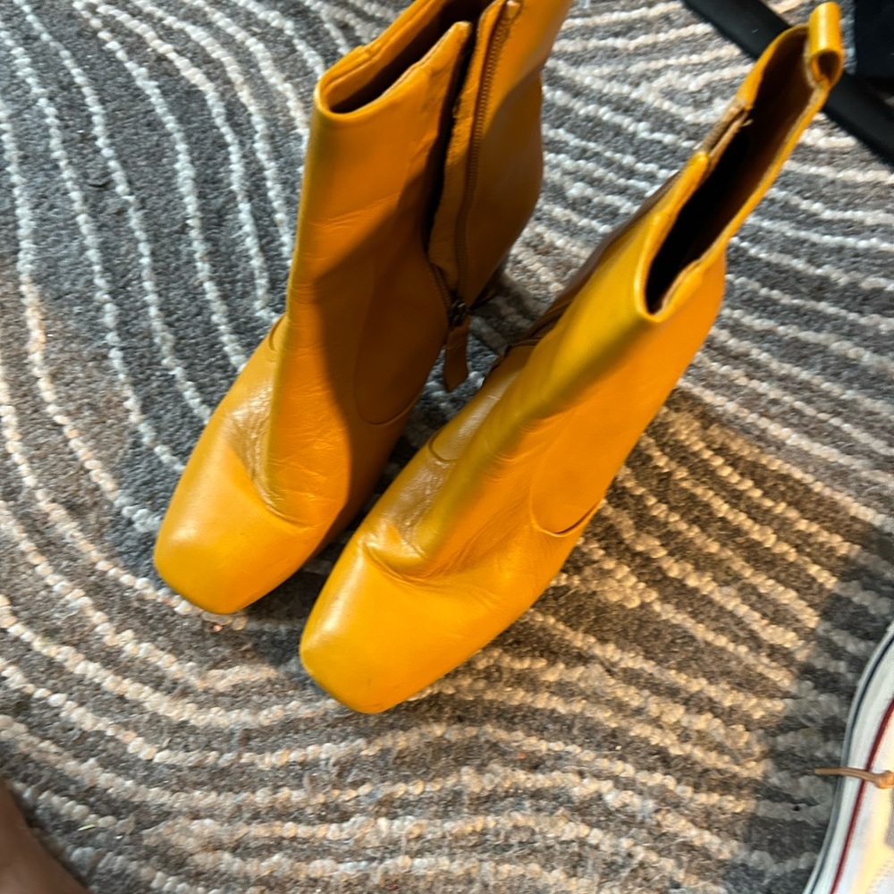 Stylist booties, perfect to go to work , wear with jeans , short